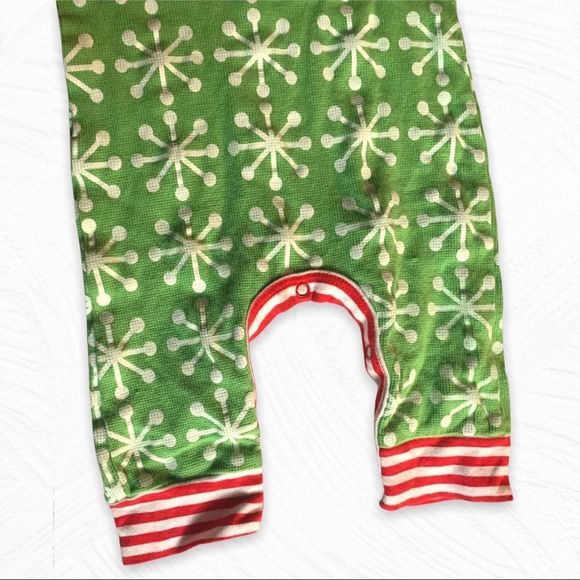 ✨2 for $25✨ Gerber 0-3M Green and Red Snowflake Christmas Jumpsuit - Picture 2 of 4